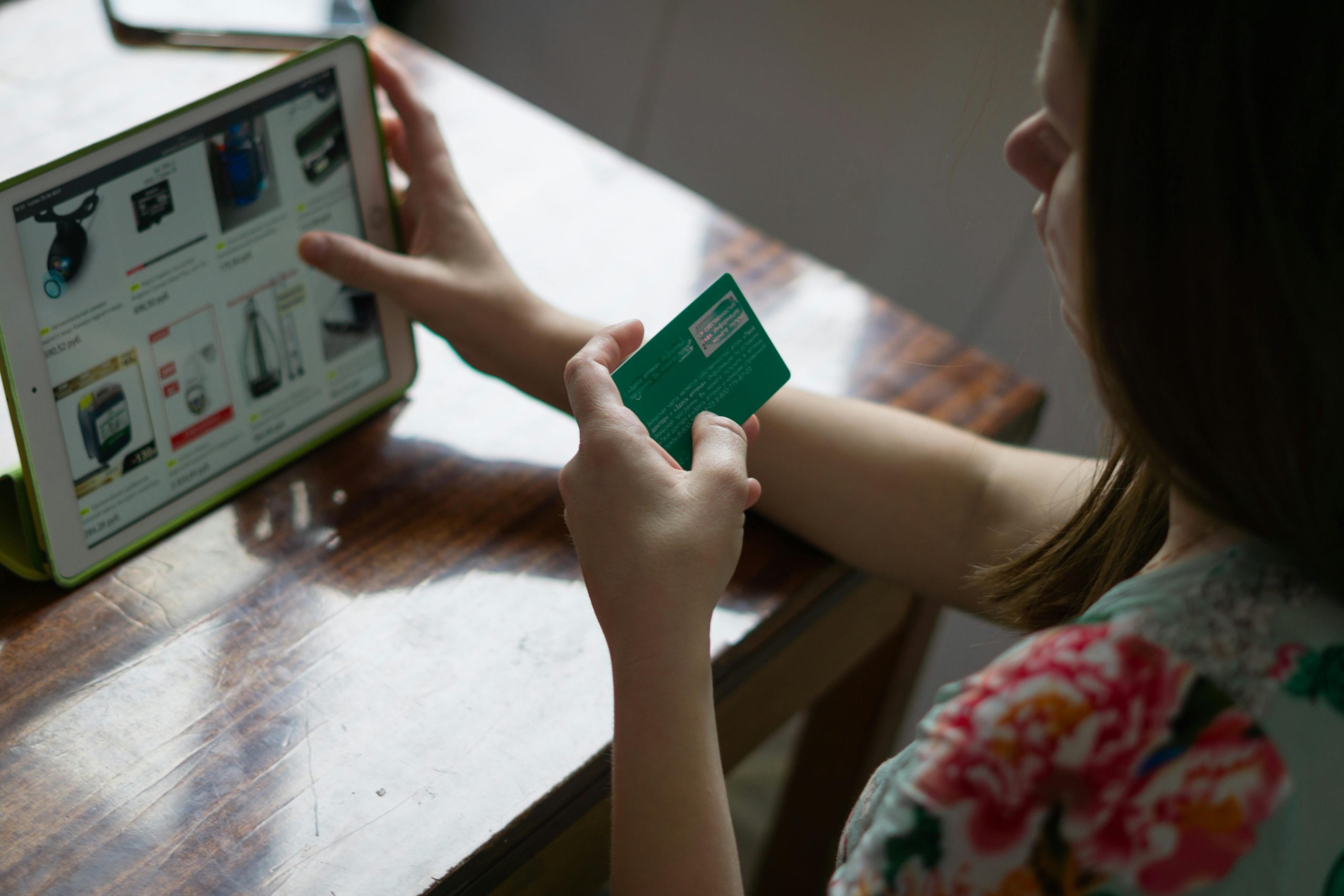 Una persona sentada frente a una computadora, realizando una compra en línea como comprador incógnito.