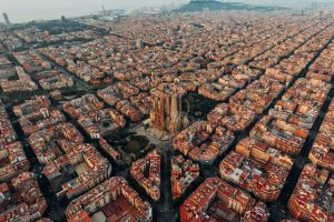 Vista panorámica de Barcelona con modernos centros de convenciones visibles, ideal para eventos corporativos.