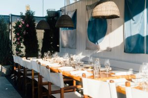 Mesa con sillas de colores blancos y azules en un evento corporativo