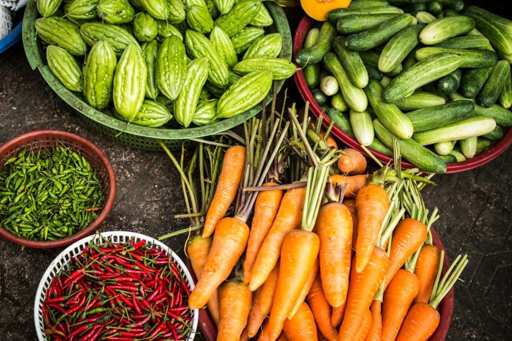 Frutas frescas y coloridas que representan las tendencias de marketing en el sector alimentario.